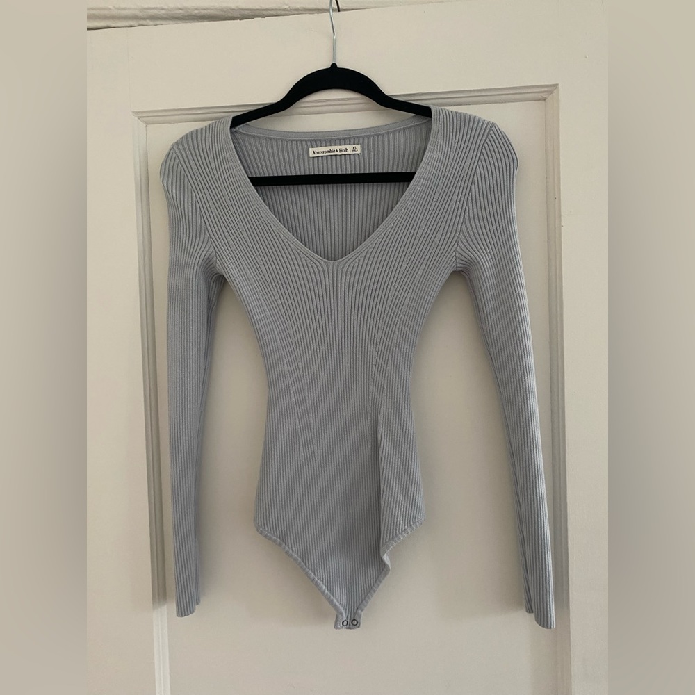 Abercrombie & Fitch long sleeve, ribbed, v-neck bodysuit
